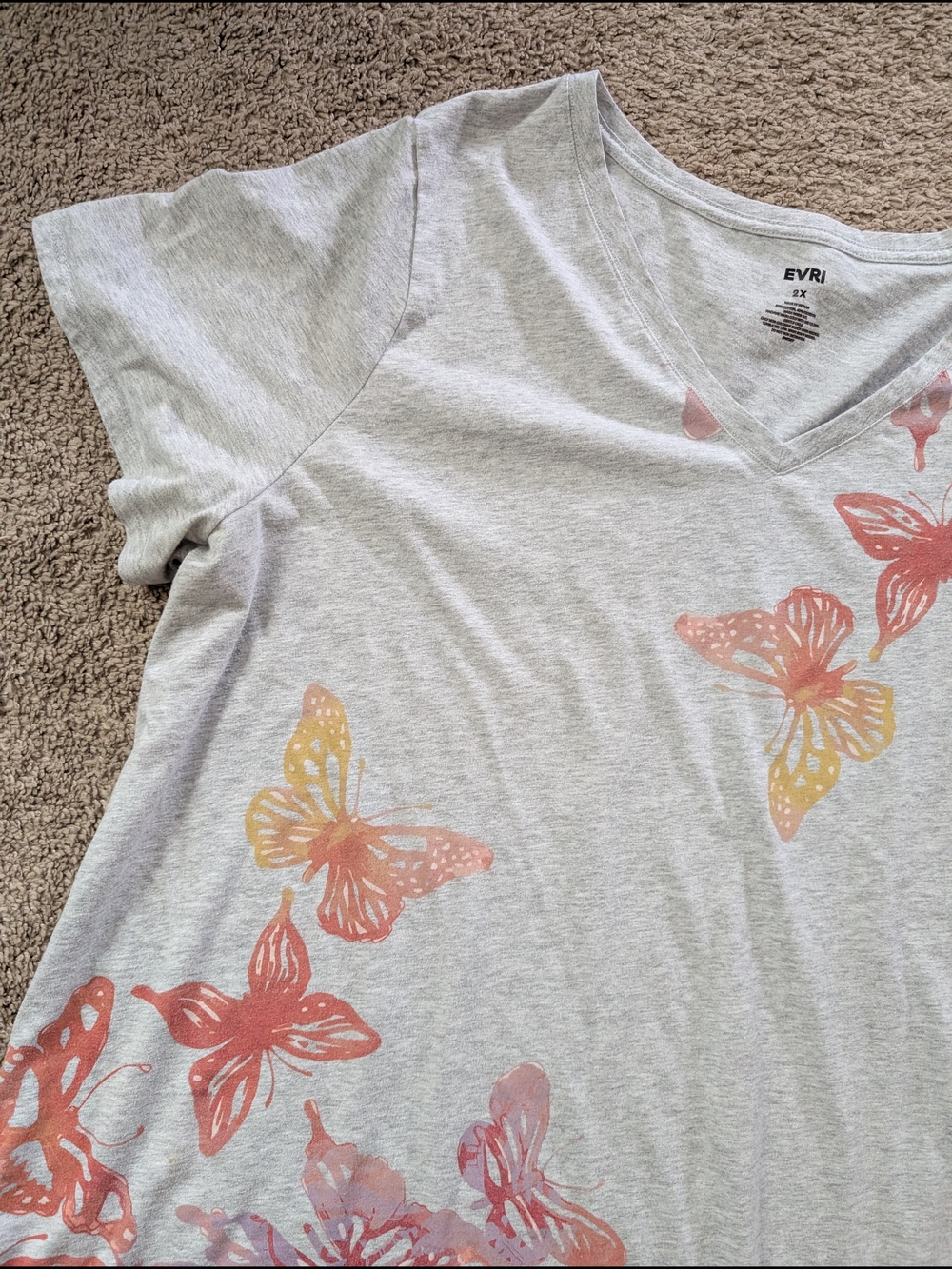 EVRI Light Grey V-Neck Tee with Pink Coral Butterfly Print 2X - Picture 3 of 7